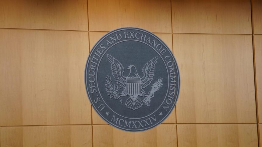 Logo da SEC e Nasdaq com fundo de criptomoedas