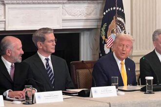 Donald Trump em evento na Casa Branca com líderes de criptomoedas