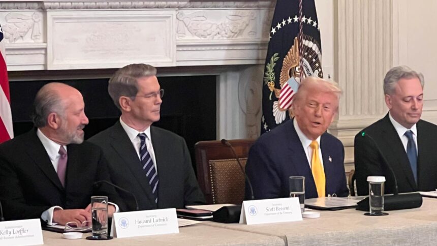 Donald Trump em evento na Casa Branca com líderes de criptomoedas