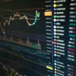 Investidores analisando gráficos de Bitcoin e ETFs