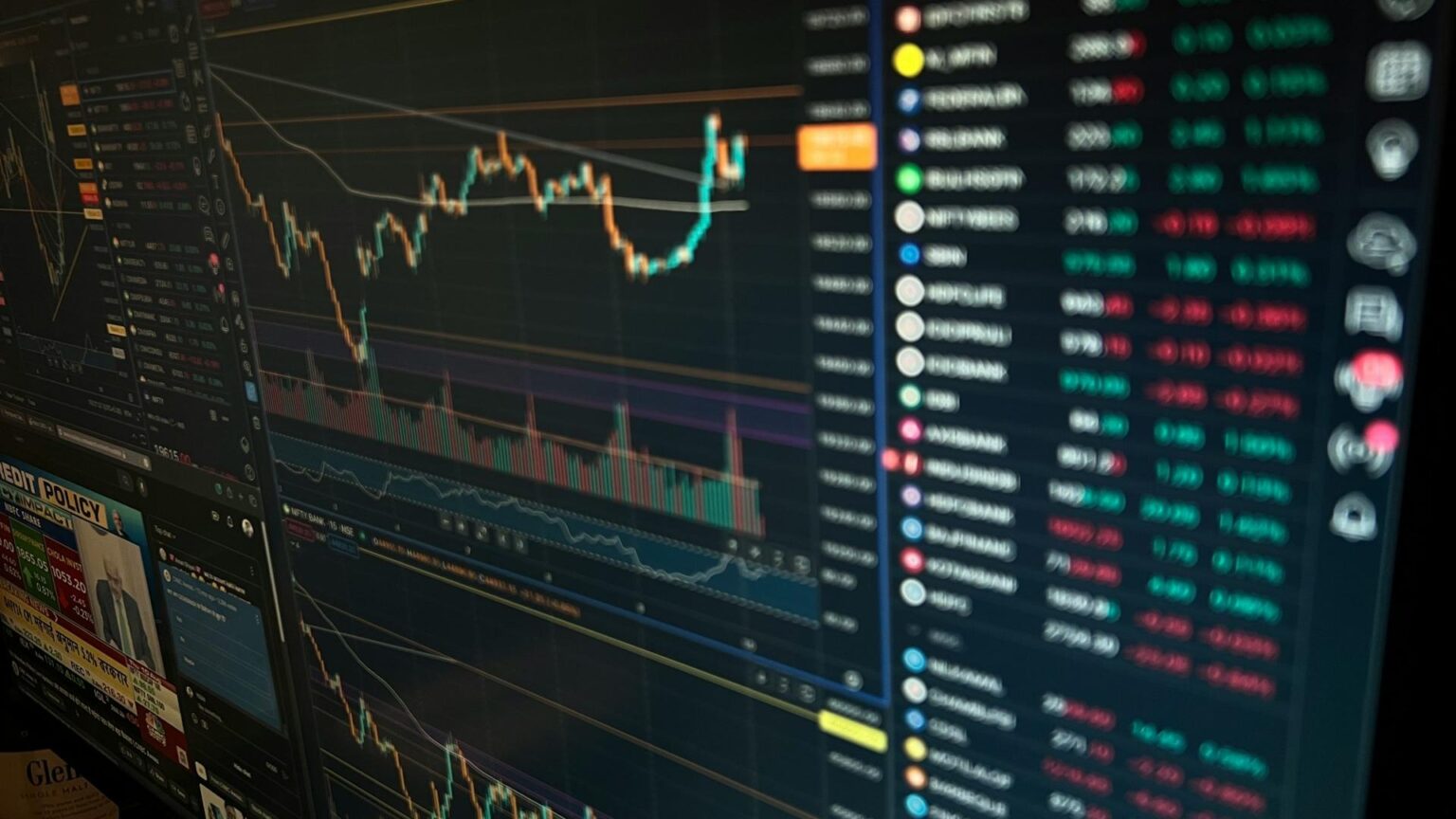 Investidores analisando gráficos de Bitcoin e ETFs