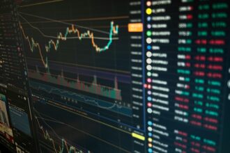 Investidores analisando gráficos de Bitcoin e ETFs