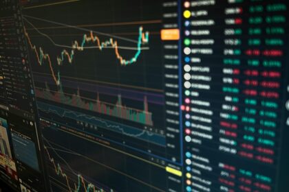 Investidores analisando gráficos de Bitcoin e ETFs