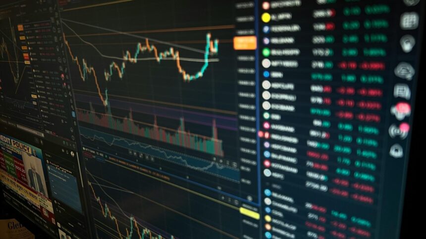 Investidores analisando gráficos de Bitcoin e ETFs