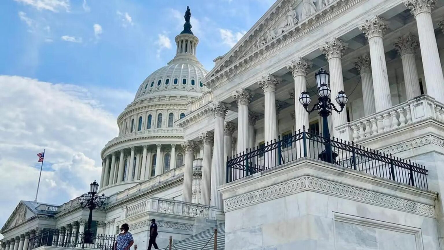 Imagem do Capitólio dos EUA em um dia nublado