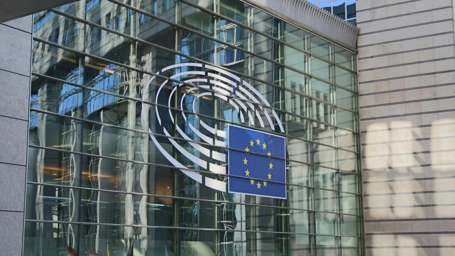 Banco Central Europeu em destaque com gráficos de finanças digitais