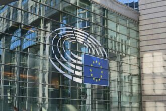 Banco Central Europeu em destaque com gráficos de finanças digitais