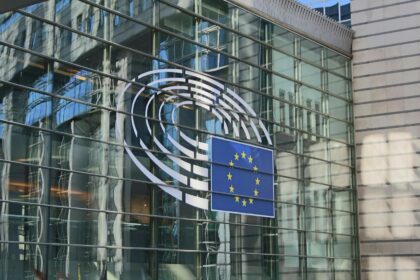 Banco Central Europeu em destaque com gráficos de finanças digitais