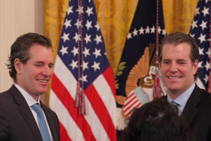 Cameron e Tyler Winklevoss em evento relacionado à Gemini