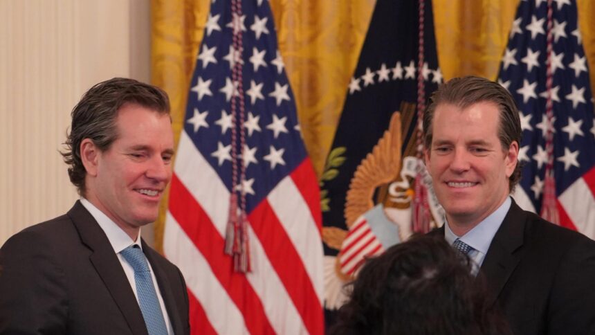 Cameron e Tyler Winklevoss em evento relacionado à Gemini