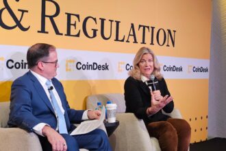 Senadora Cynthia Lummis discute regulação de criptomoedas em evento
