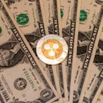 Logos da Ripple, Stripe e Tempo com fundo tecnológico