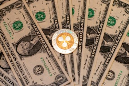 Logos da Ripple, Stripe e Tempo com fundo tecnológico
