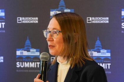 Hester Peirce, defensora das criptomoedas na SEC, anuncia sua saída.