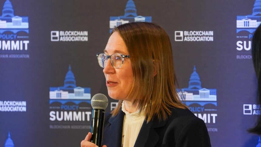Hester Peirce, defensora das criptomoedas na SEC, anuncia sua saída.