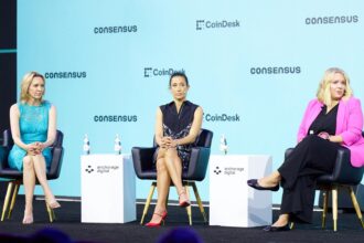 Kristin Smith e Summer Mersinger durante evento da Blockchain Association.