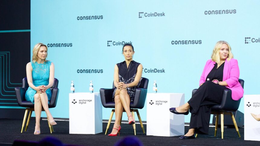 Kristin Smith e Summer Mersinger durante evento da Blockchain Association.