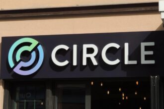 Logotipo da Circle em destaque com gráfico de finanças ao fundo.