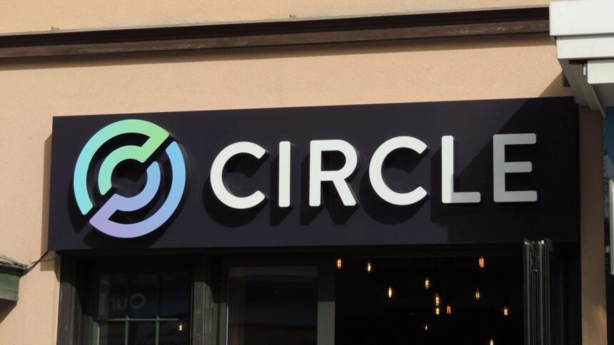 Logotipo da Circle em destaque com gráfico de finanças ao fundo.