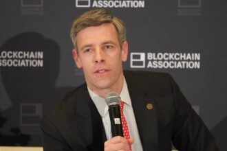 Grupo bancário processa regulador dos EUA por cartas de confiança cripto.