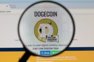 Logotipo do Dogecoin com referência ao DeFi