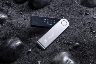 Logo da Ledger em um fundo digital com elementos de criptomoedas