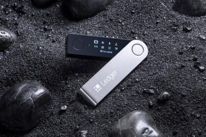 Logo da Ledger em um fundo digital com elementos de criptomoedas