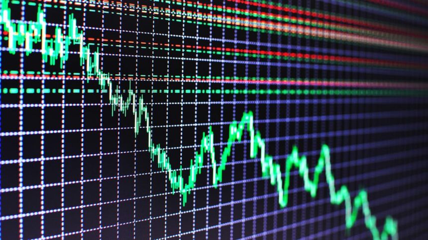 Gráfico ilustrando a queda dos preços de Bitcoin, Ether e XRP
