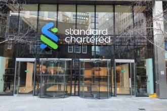 Logotipo do Standard Chartered com fundo digital