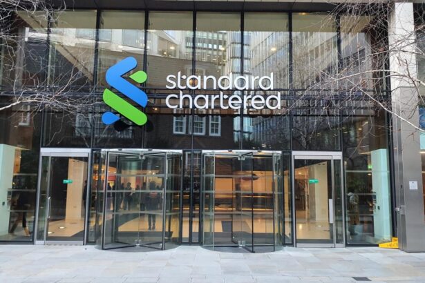 Logotipo do Standard Chartered com fundo digital