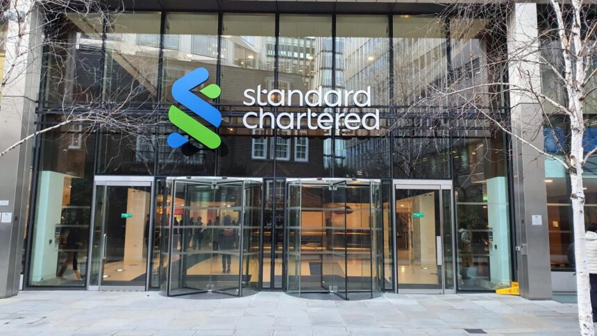 Logotipo do Standard Chartered com fundo digital