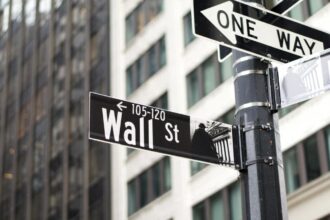Gráfico representando ações tokenizadas e resistência no mercado financeiro