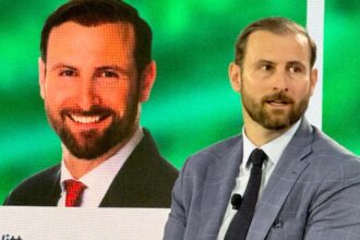 Patrick Witt e Donald Trump discutindo políticas de criptomoedas