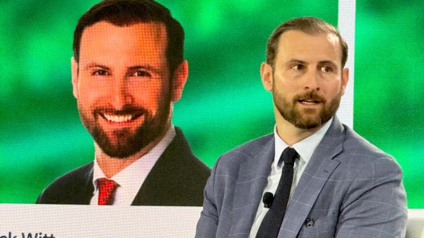 Patrick Witt e Donald Trump discutindo políticas de criptomoedas