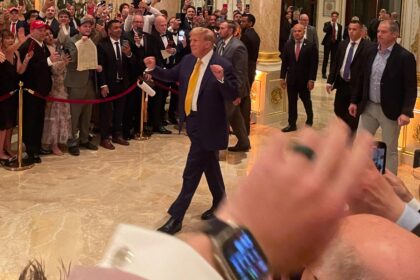 Donald Trump chegando a um jantar de investidores de NFT em 2024