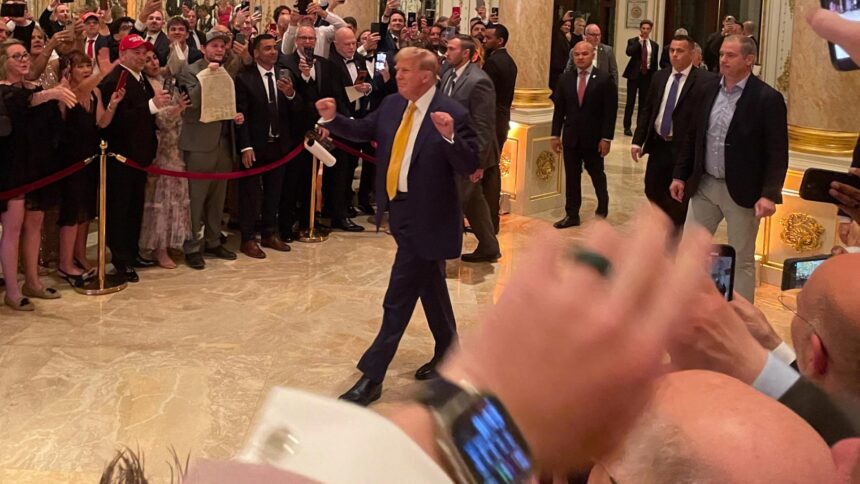 Donald Trump chegando a um jantar de investidores de NFT em 2024
