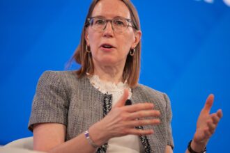 Hester Peirce durante discurso de despedida na SEC