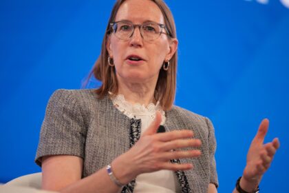 Hester Peirce durante discurso de despedida na SEC