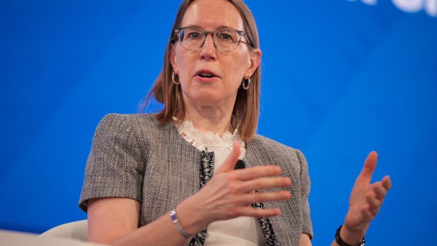 Hester Peirce durante discurso de despedida na SEC