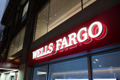 Logotipos da Wells Fargo e Kraken em fundo digital